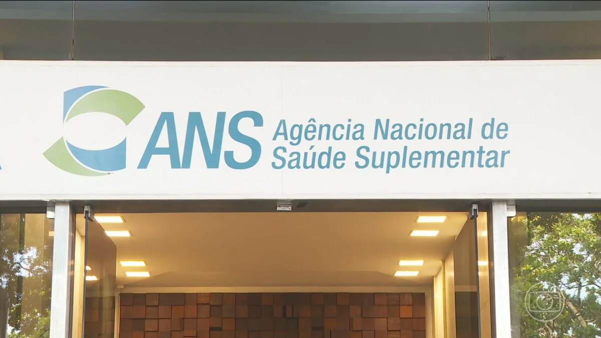 Entrada da sede da ANS, Agência Nacional de Saúde Suplementar, com o logotipo na fachada