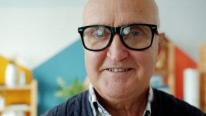 Homem idoso de óculos sorrindo