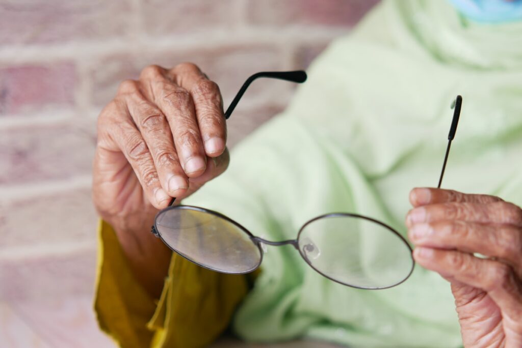 Close dos olhos de uma senhora de óculos