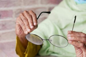 Close dos olhos de uma senhora de óculos