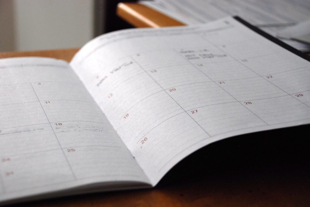 Agenda mensal aberta sobre mesa de madeira