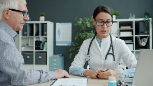 Médico em consulta com paciente idoso
