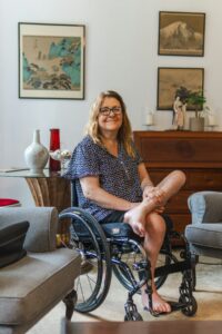 Mulher sorrindo em cadeira de rodas