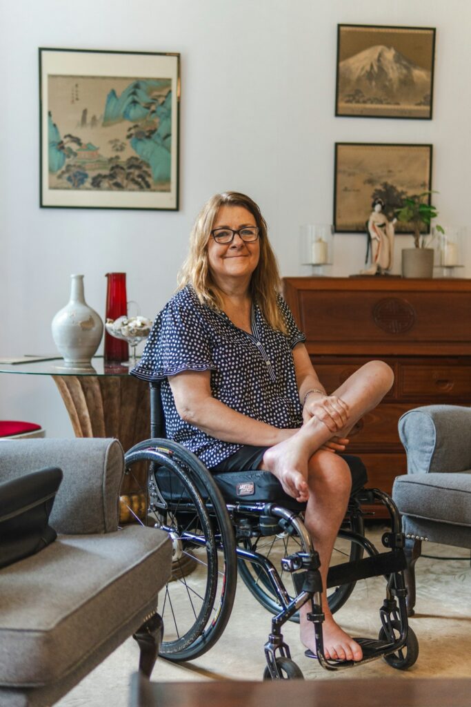 Mulher sorrindo em cadeira de rodas