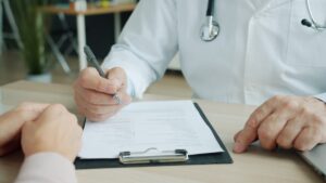 Médico preenchendo laudo do paciente