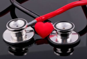 Coração e estetoscópio — checagem cardiovascular