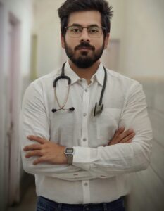Médico com estetoscópio de braços cruzados