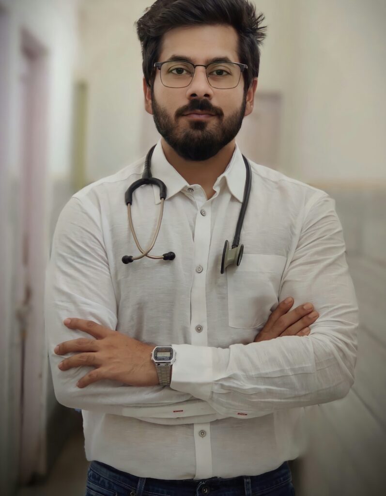 Médico com estetoscópio de braços cruzados