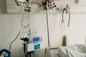 Quarto hospitalar com equipamentos médicos